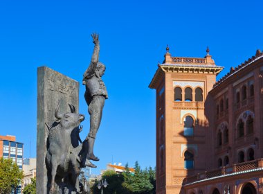 Boğa güreşçisi heykeli ve boğa güreşi arena - madrid İspanya