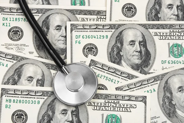 Stetoscopio su sfondo monetario — Foto Stock