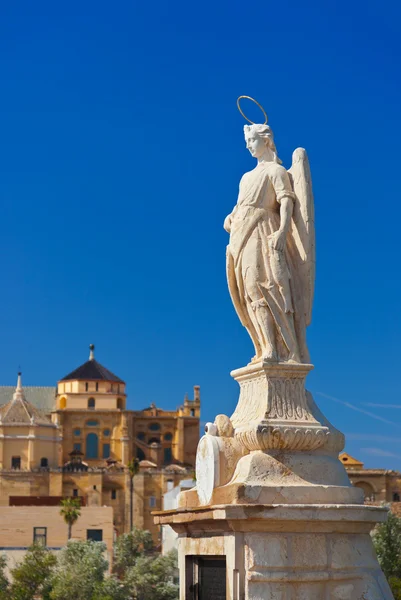 Estatua del Arcángel Rafael en el puente de Córdoba España — Foto de Stock