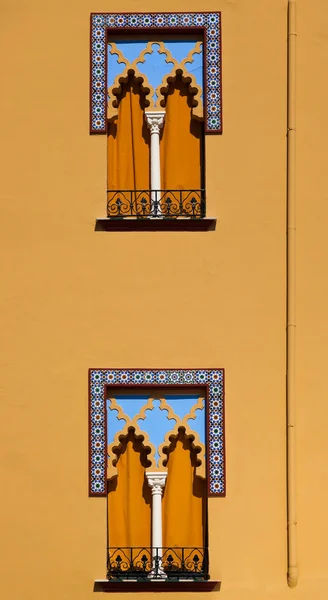 Windows dalam gaya Arab di Cordoba Spanyol — Stok Foto