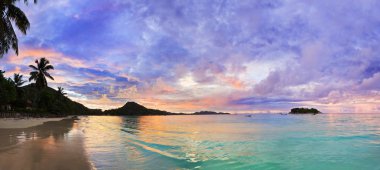 gün batımında, Seyşel Adaları tropik sahil cote d'or