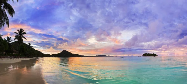 Plage tropicale Côte d'Or au coucher du soleil, Seychelles — Photo