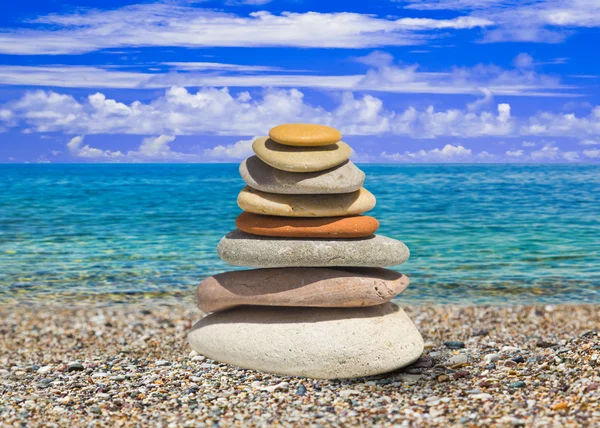 Stapel von Steinen am Strand — Stockfoto