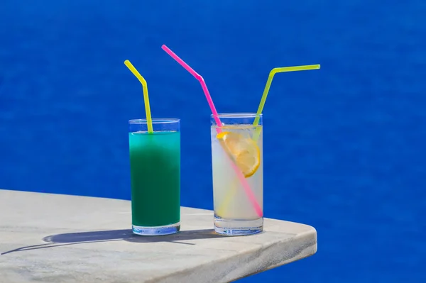 Dos cócteles en la mesa en la playa — Foto de Stock