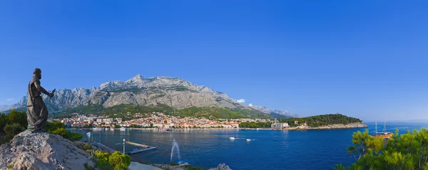 Panorama van makarska en standbeeld van st. peter in croatia — Stockfoto