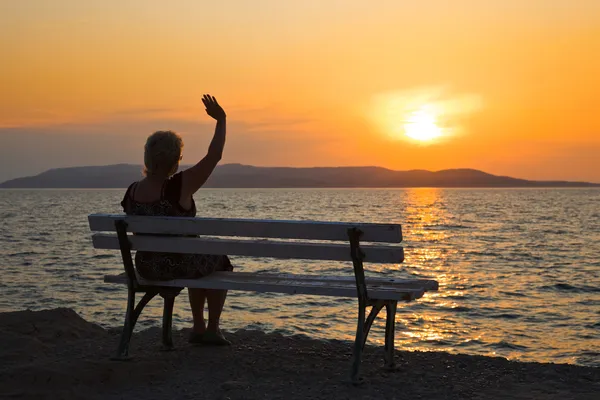 Femme et coucher de soleil — Photo