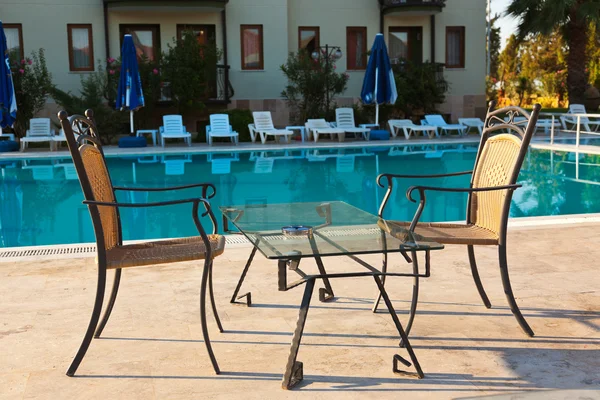 水游泳池，在酒店咖啡厅 — 图库照片