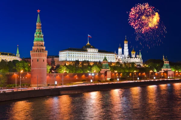 Feuerwerk über Kreml in Moskau — Stockfoto