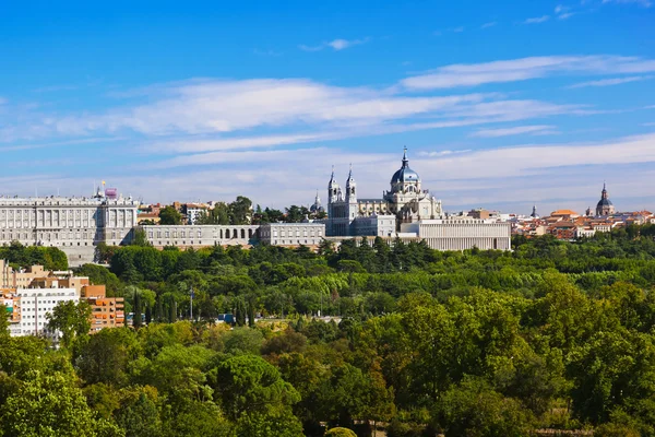 Königspalast und Almudena-Kathedrale - Madrid Spanien — Stockfoto