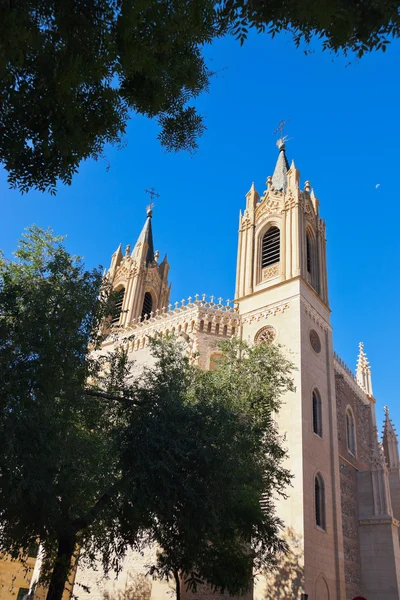 Королевская церковь Сан Херонимо рядом с музеем Фабрегаса - Мадрид — стоковое фото