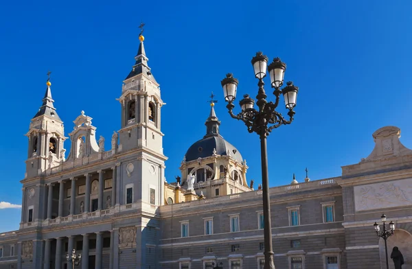 Almudena katedrális, a Madrid Spanyolország — Stock Fotó