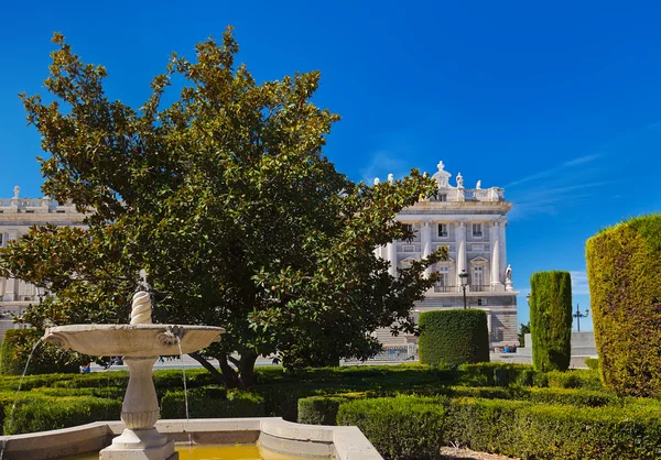 皇家宫殿和在西班牙马德里的公园 — 图库照片
