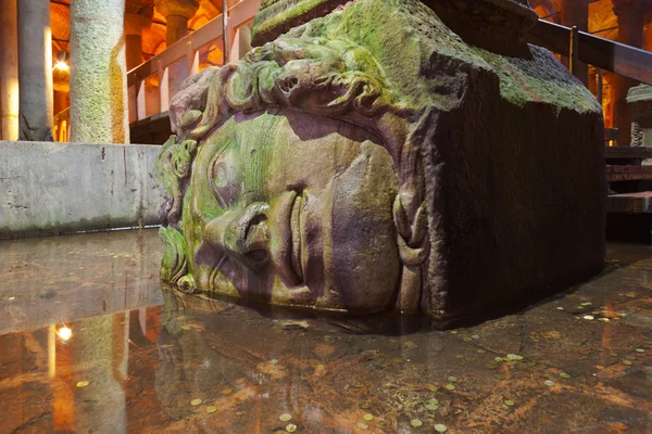 Cabeza de Medusa en la Cisterna de la Basílica de Aguas Subterráneas - Estambul — Foto de Stock