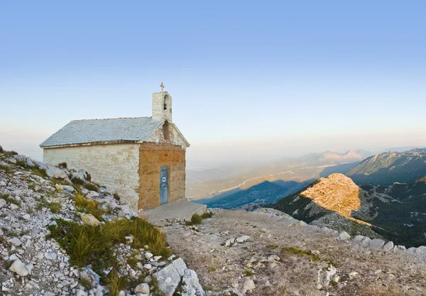Vieille église en montagne à Biokovo, Croatie — Photo