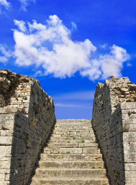Alte Treppen und Himmel — Stockfoto