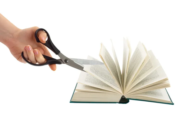 Χέρι με ψαλίδι κοπής βιβλίο — Φωτογραφία Αρχείου