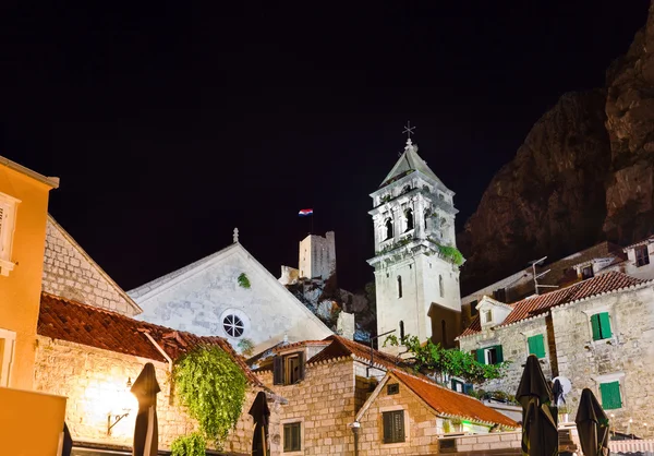 在 omis，克罗地亚在晚上老堡 — 图库照片