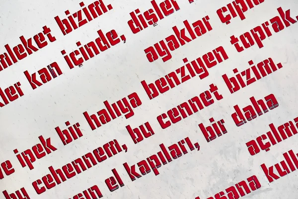 Turecké poezie na pomníku v antalya, Turecko — Stock fotografie