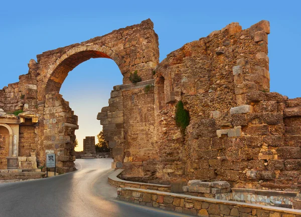Estrada e ruínas em Side, Turquia ao pôr do sol — Fotografia de Stock