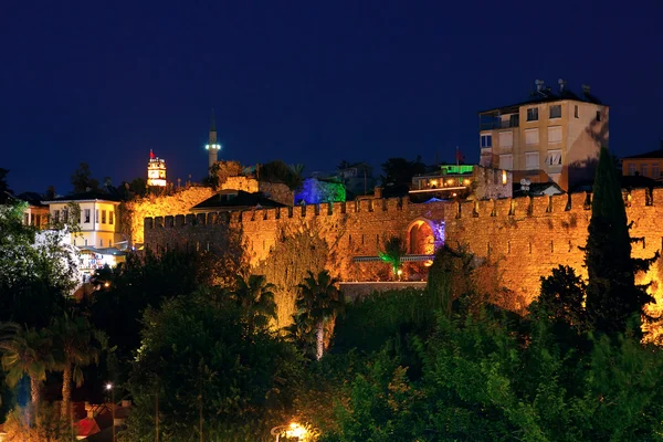 Cidade velha Kaleici em Antalya, Turquia à noite — Fotografia de Stock