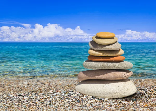 Montón de piedras en la playa — Foto de Stock