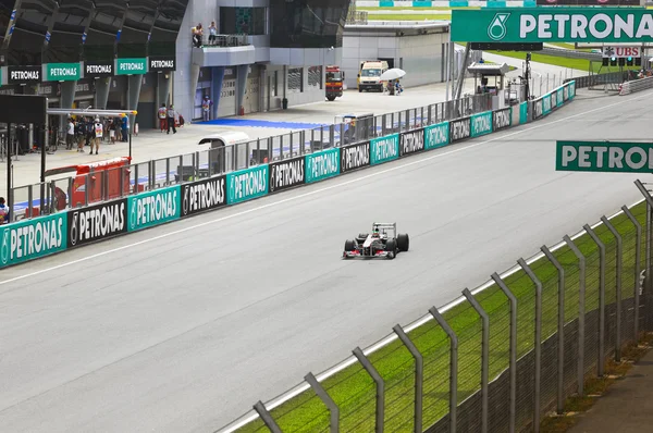 SEPANG, MALÁSIA - 8 de abril: Sergio Perez (equipe Sauber) no início — Fotografia de Stock