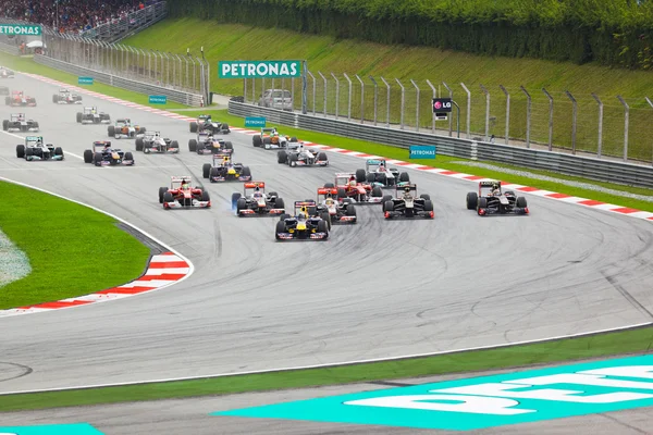 SEPANG, MALÁSIA - 10 DE ABRIL: Carros em pista na corrida de Fórmula 1 — Fotografia de Stock