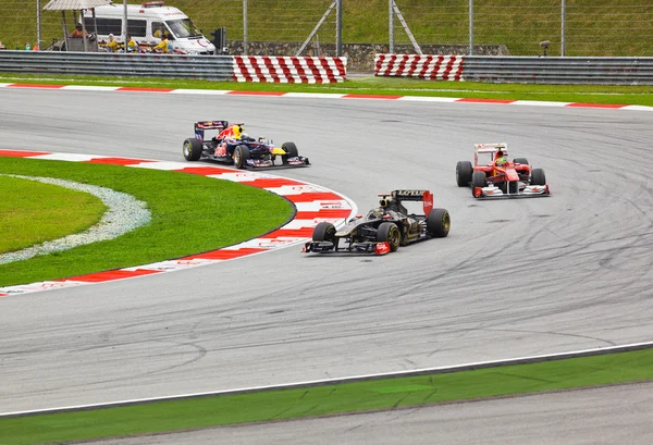 SEPANG, MALÁSIA - 10 DE ABRIL: Carros em pista na corrida de Fórmula 1 — Fotografia de Stock
