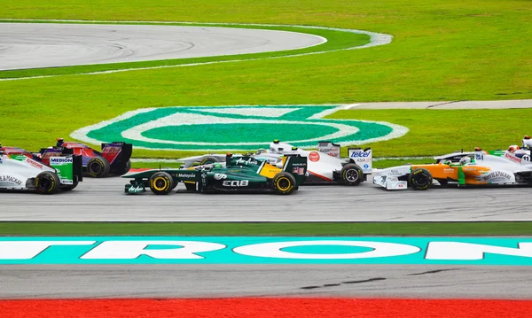 Sepang, Malezja - 10 kwietnia: Samochody na torze w wyścigu Formuły 1 — Zdjęcie stockowe