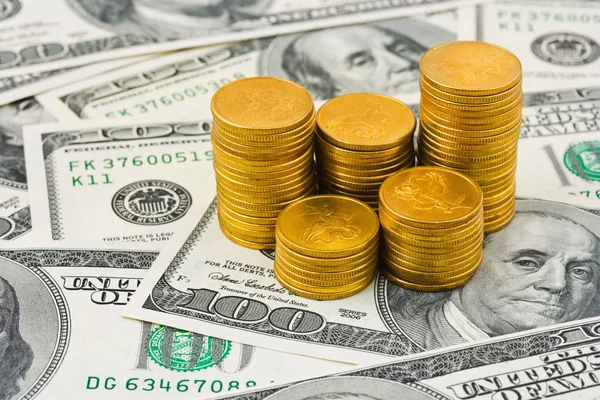 Travar av mynt på pengar — Stockfoto