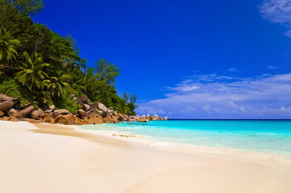 Praia tropical na ilha Praslin, Seychelles — Fotografia de Stock