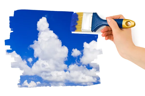 Paintbrush resim gökyüzü ile el — Stok fotoğraf