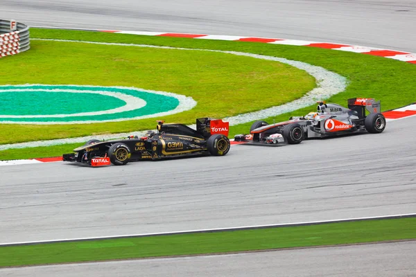 SEPANG, MALASIA - 10 DE ABRIL: Coches en pista en la carrera de Fórmula 1 — Foto de Stock