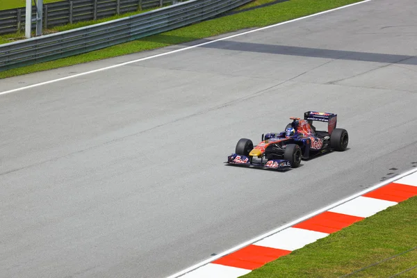 SEPANG, MALÁSIA - 8 de abril: Sebastien Buemi (equipe Toro Rosso) no — Fotografia de Stock
