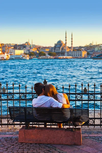 Mężczyzna i kobieta na ławce w istanbul, Turcja — Zdjęcie stockowe