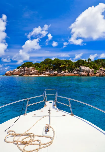 Tropik ada ve tekne — Stok fotoğraf