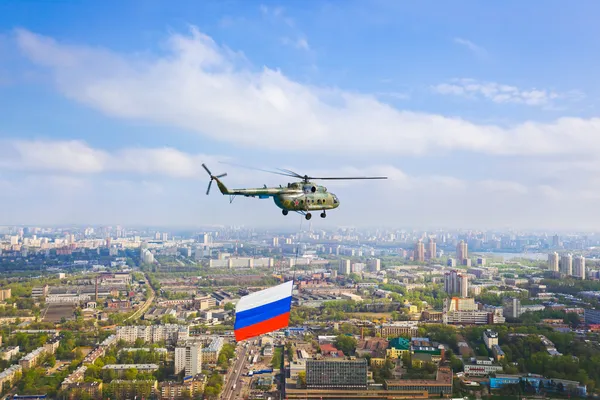 Helicóptero con bandera rusa sobre Moscú en el desfile de la victoria da — Foto de Stock