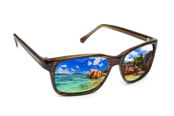 Óculos de sol e reflexão da paisagem marinha — Fotografia de Stock