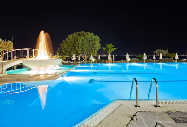 Water zwembad en fontein nachts — Stockfoto