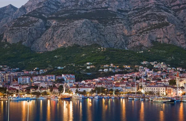 Ville Makarska en Croatie la nuit — Photo
