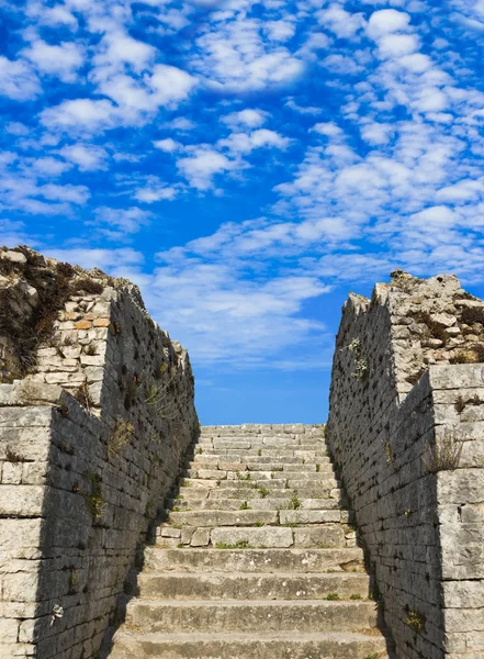 Vecchie scale e cielo — Foto Stock