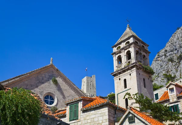 教会和堡在 Omis (克罗地亚) — 图库照片