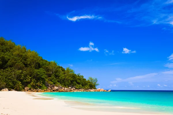 Tropická pláž na ostrově praslin, Seychely — Stock fotografie
