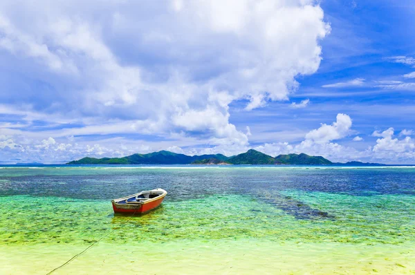 Ilha tropical e barco — Fotografia de Stock