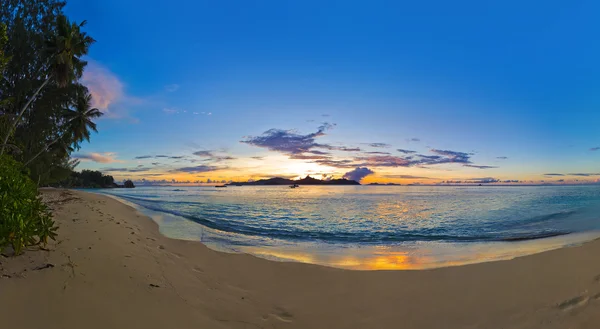 Panorama de praia tropical ao pôr do sol — Fotografia de Stock