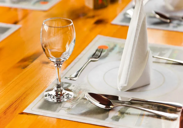 Glasse και πιάτο στο τραπέζι στο εστιατόριο — Φωτογραφία Αρχείου