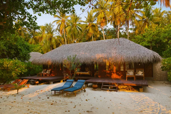 Bungalow de playa al atardecer - Maldivas —  Fotos de Stock