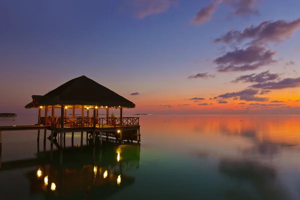 Kawiarnia wody o zachodzie słońca - Malediwy — Zdjęcie stockowe