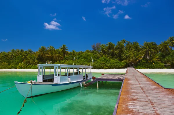 Tropický ostrov a loď — Stock fotografie