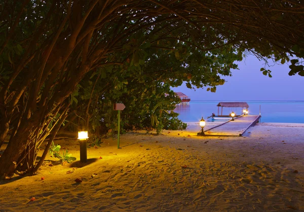 Pomost plaży o zachodzie słońca - Malediwy — Zdjęcie stockowe